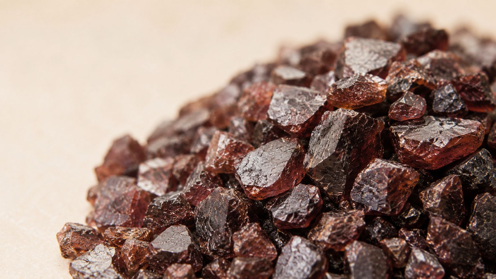 Garnet almandyn — czerwono-brunatne ziarna mineralne w studyjnym ujęciu