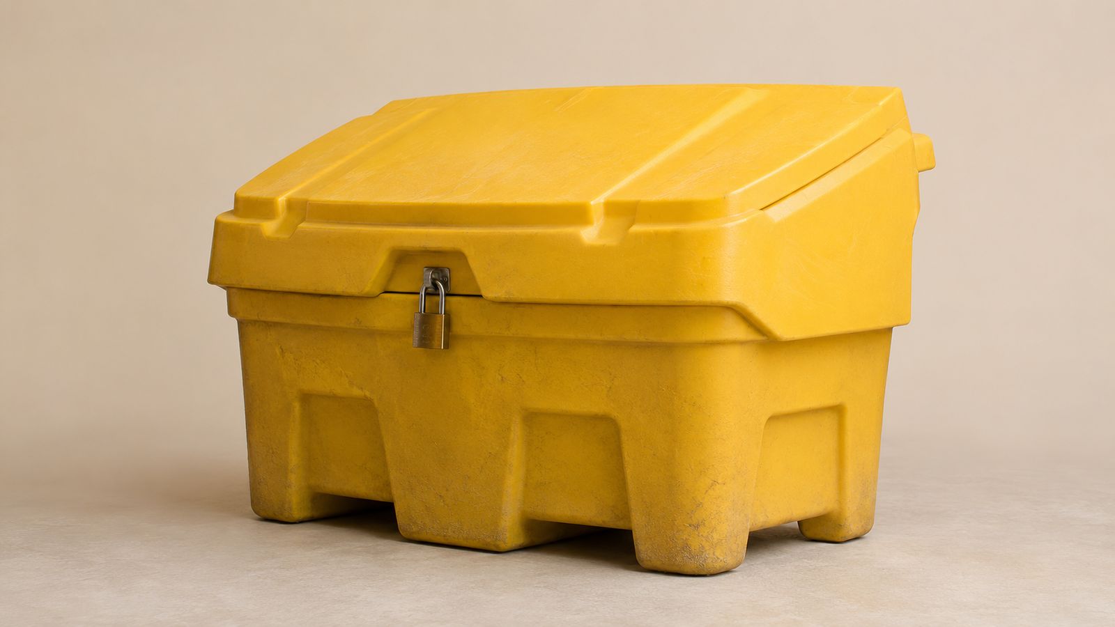 Plastikowy pojemnik na piasek i sól drogową w studyjnym ujęciu
